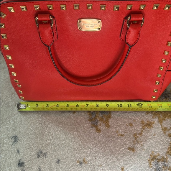 Bright colored Michael Kors bag with gold accents & detachable strap! - Picture 3 of 9
